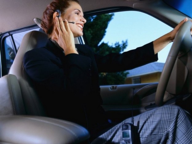Как женщина водит автомобиль?
